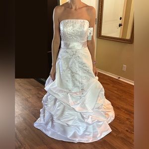 ⭐️NWT⭐️ Oleg Cassini bridal wedding gown, size 2
